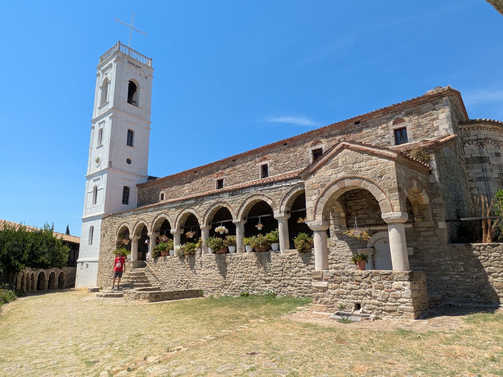 Iglesia y campanario del monasterio de Ardenica, cerca de Fier