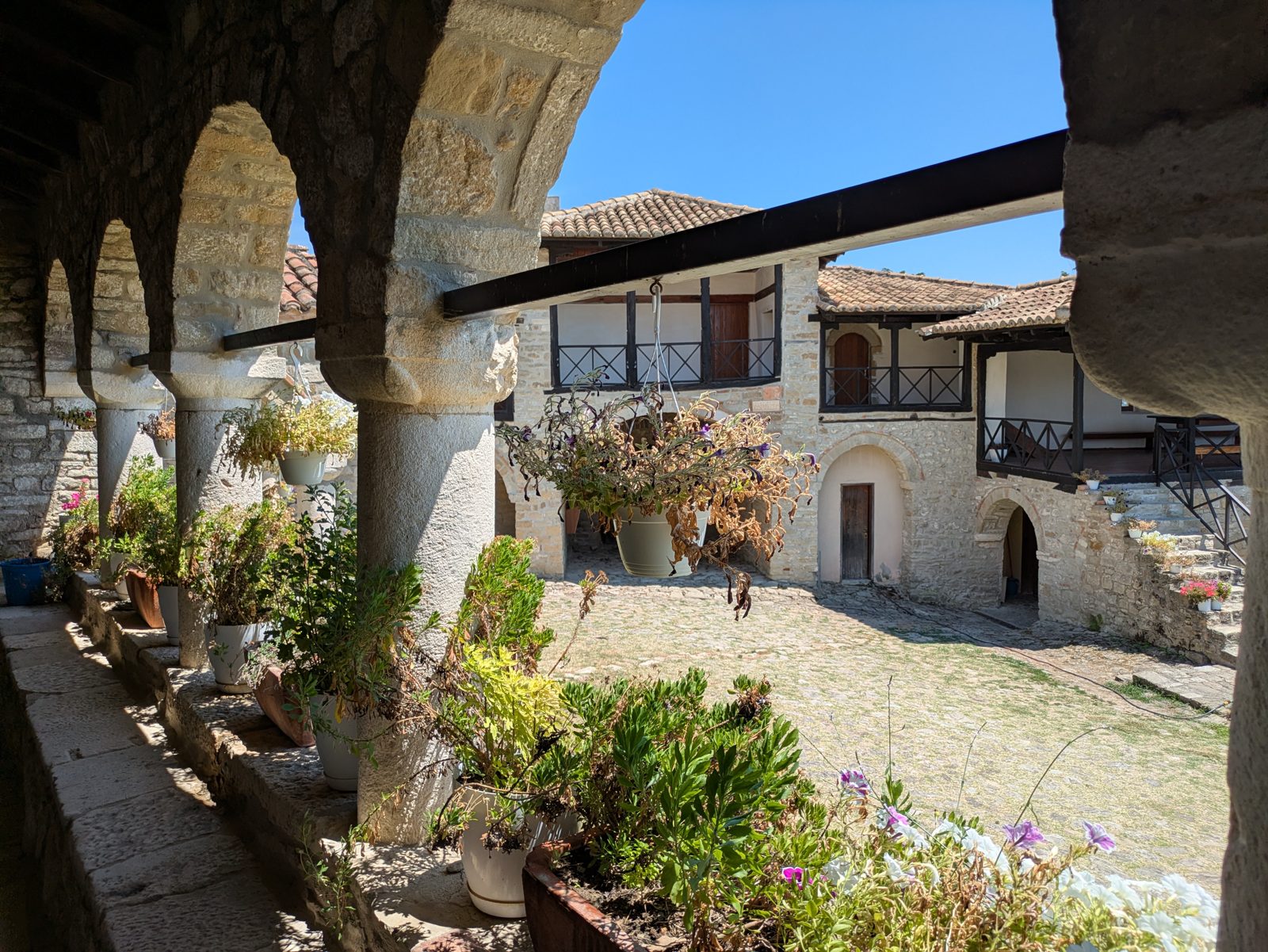 Claustro de arcos con flores del monasterio de Ardenica