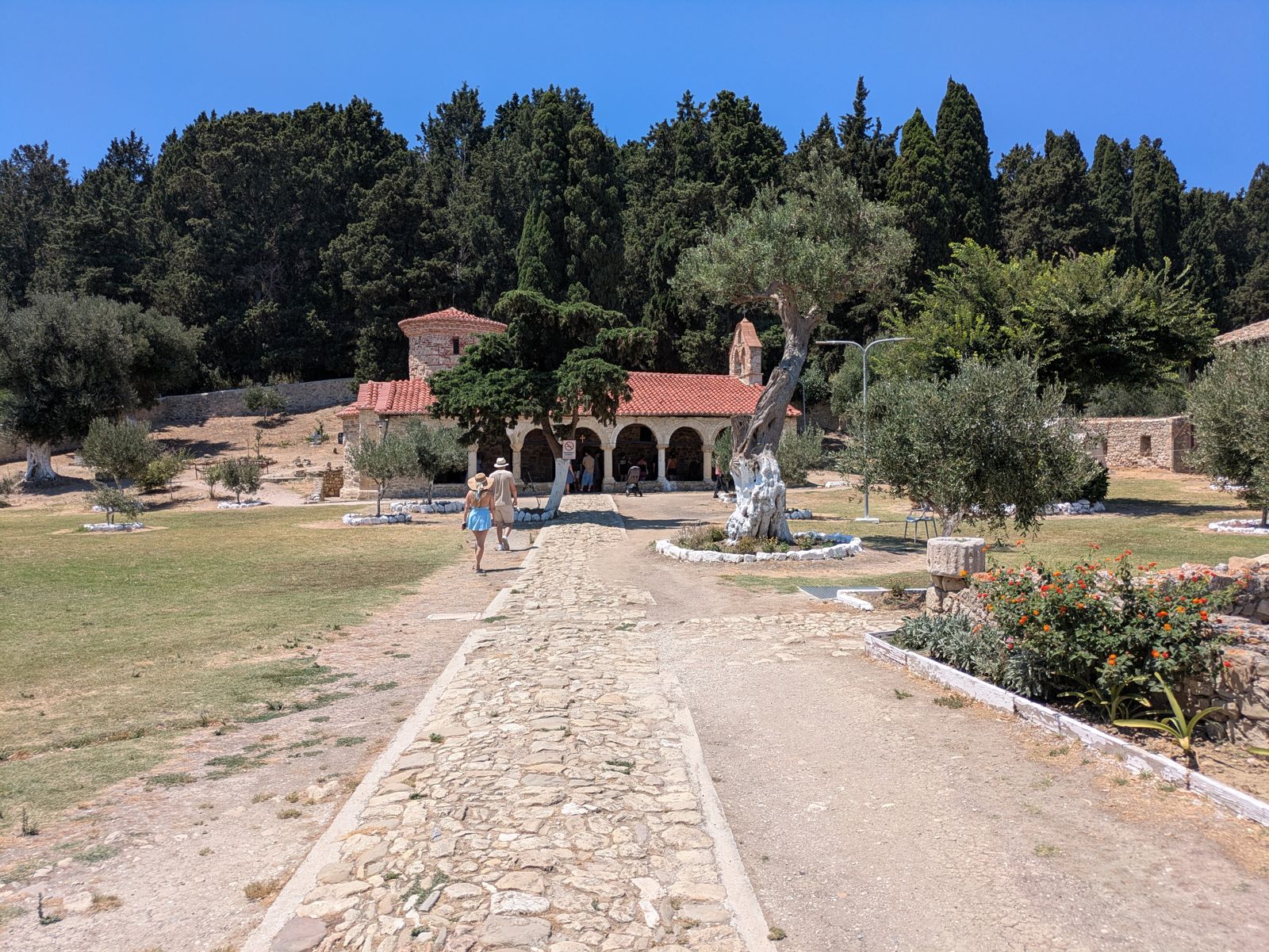 Recinto del monasterio de Zvërnec entre olivos y pinos