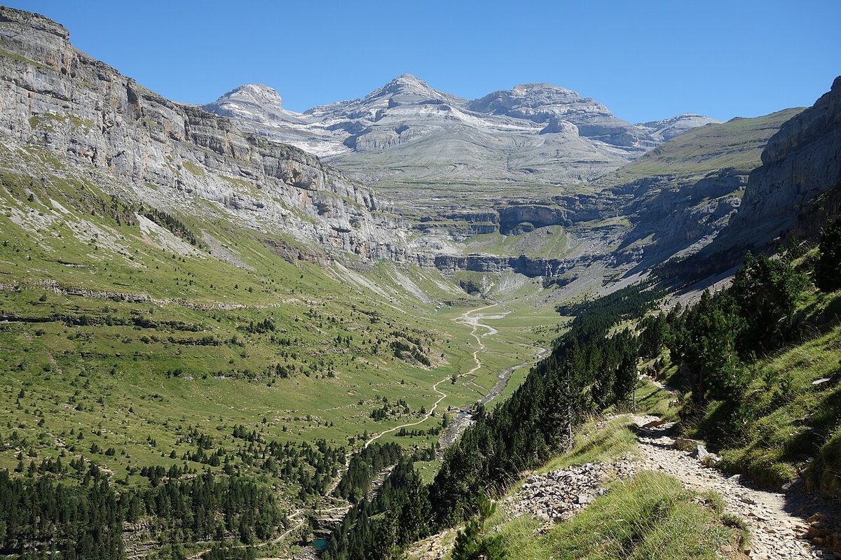 El valle de Ordesa con el Monte Perdido al fondo