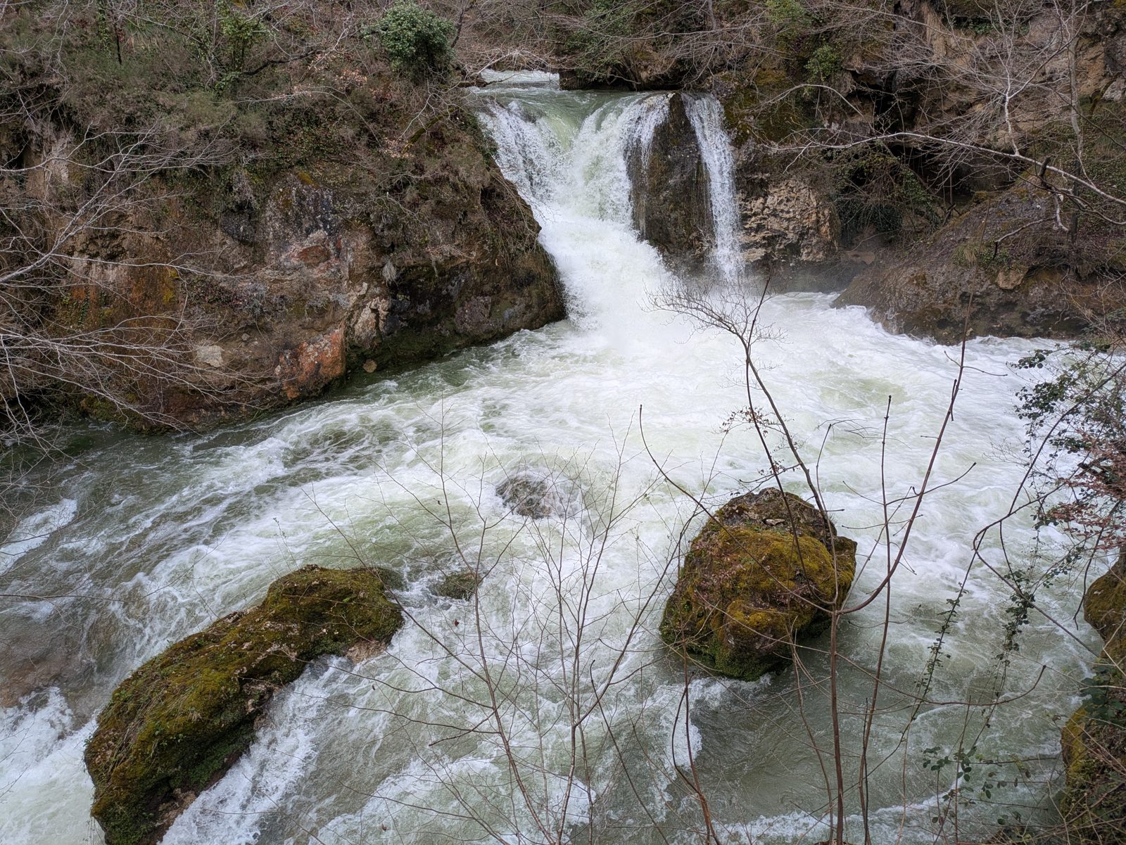 Cascada principal del río Urederra entre el bosque, vista desde el mirador