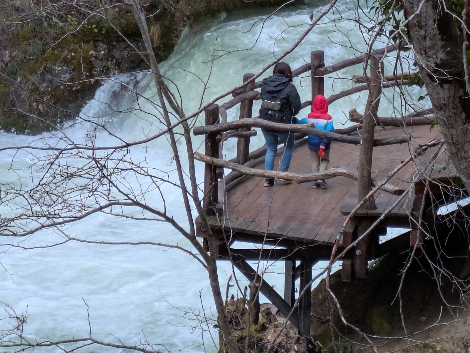 Mirador de madera sobre los rápidos del río Urederra en el bosque