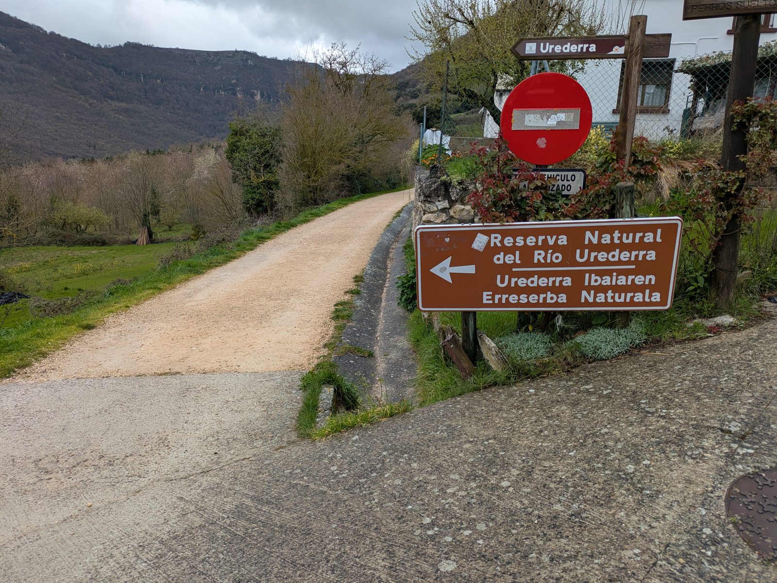 Cartel de la Reserva Natural del Nacedero del Urederra a la salida de Baquedano