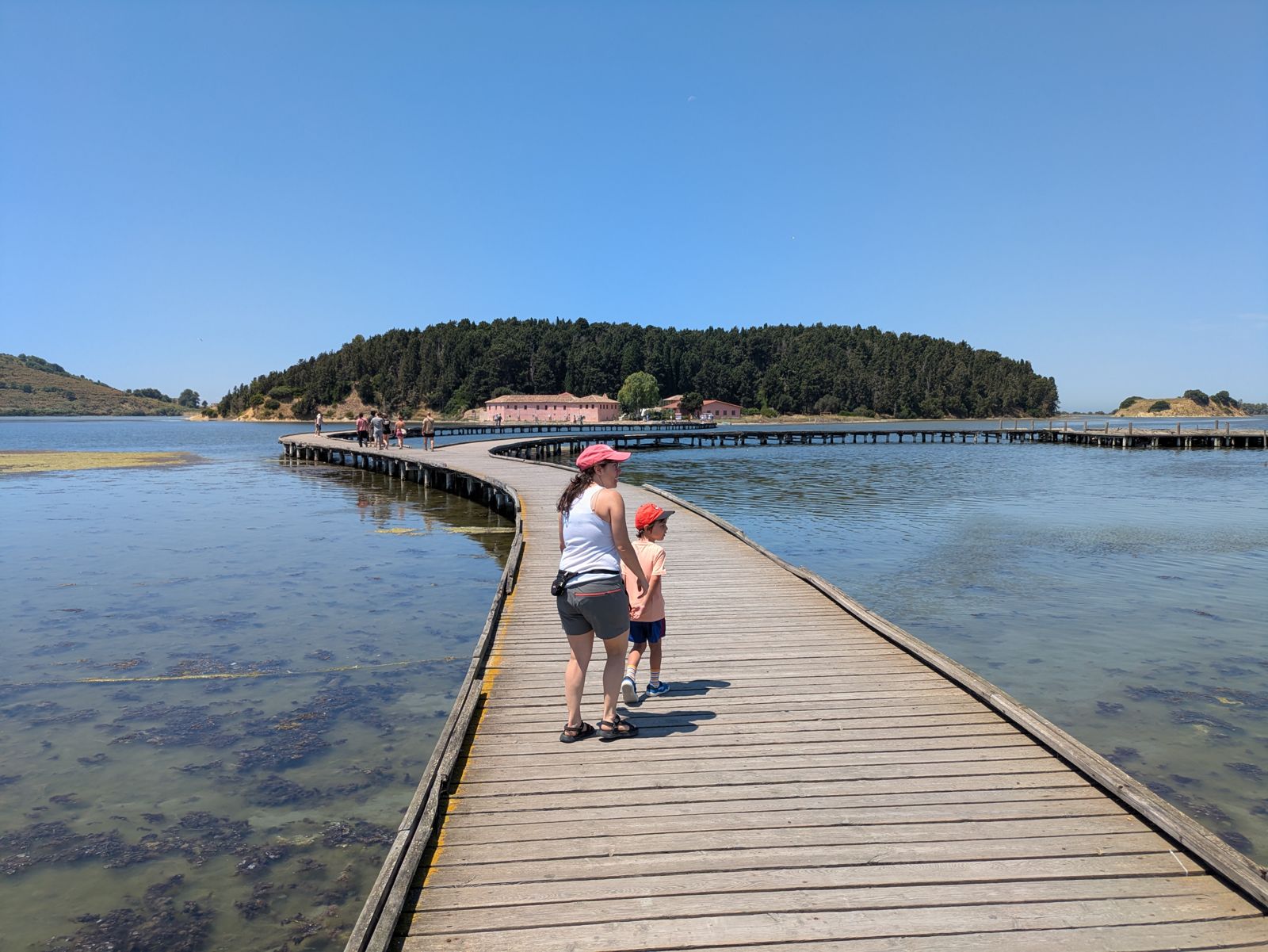 Pasarela de madera sobre la laguna de Narta hacia el islote del monasterio de Zvërnec