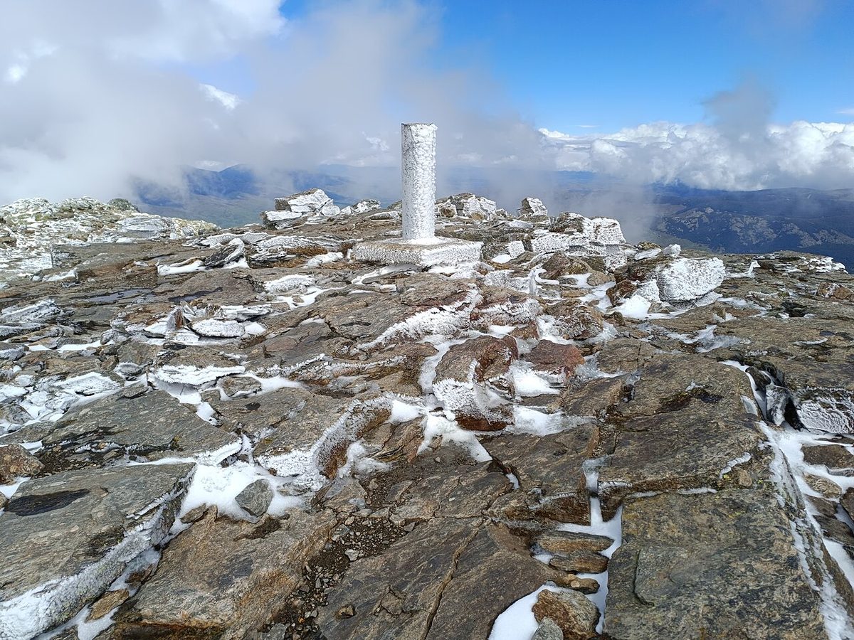 Vértice geodésico en la cima de Peñalara, el techo de Madrid