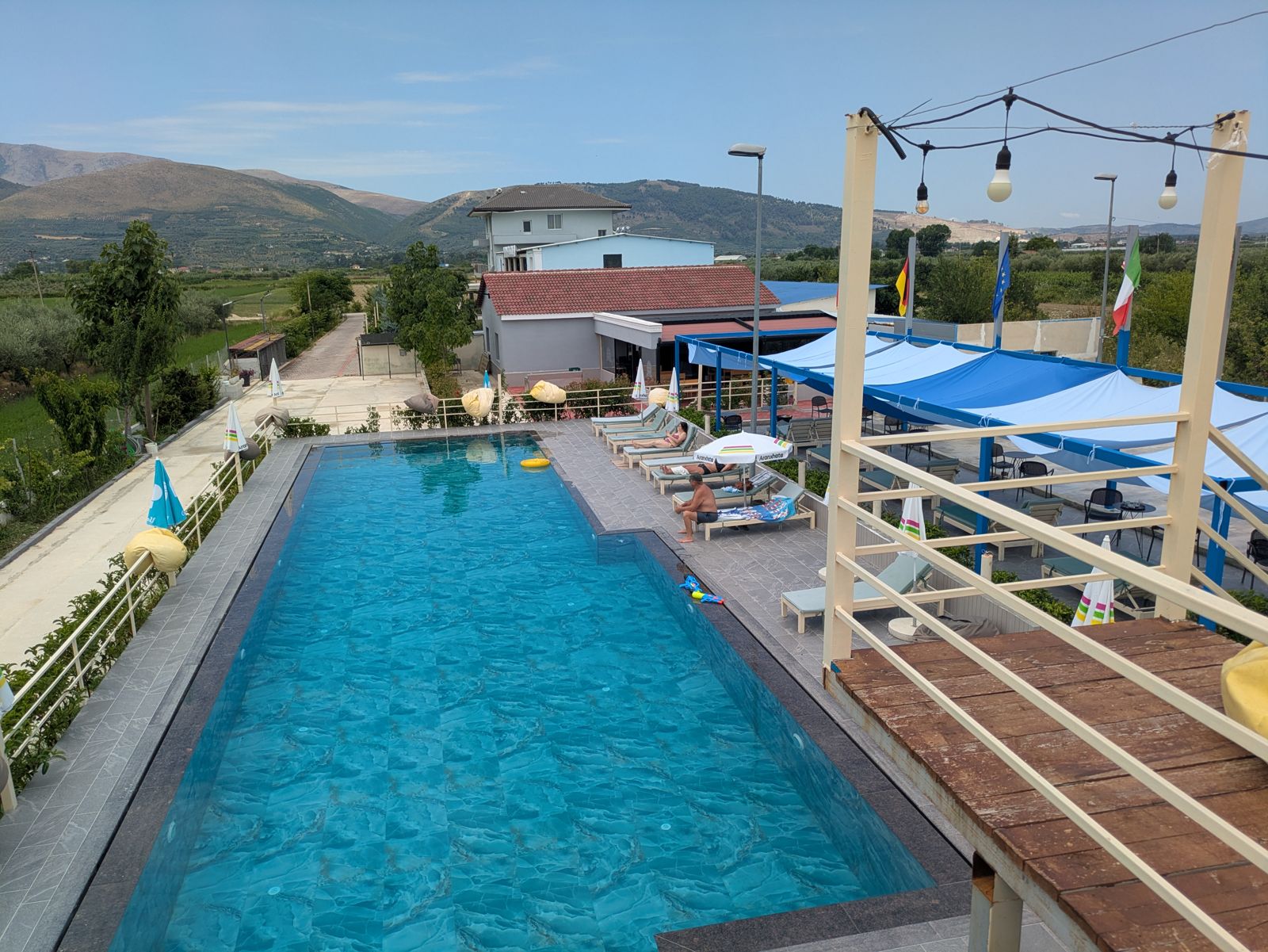 Piscina del hotel donde nos alojamos en Berat, con las montañas al fondo