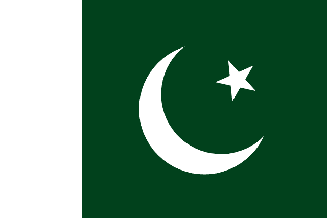 Bandera de Pakistán: fondo verde con una media luna y una estrella blancas y una franja blanca junto al asta