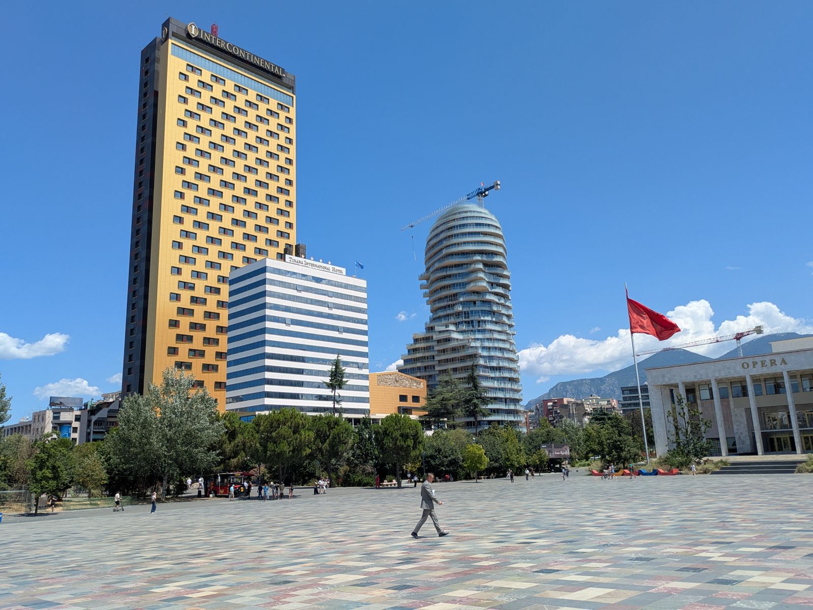 Plaza Skanderbeg de Tirana con los rascacielos del centro