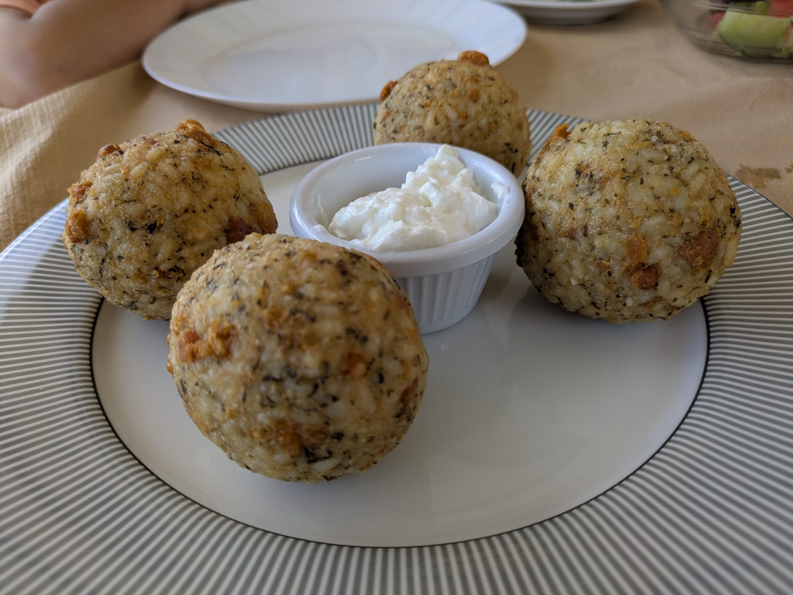 Plato de qifqi, bolas de arroz fritas típicas de Gjirokastra, con yogur