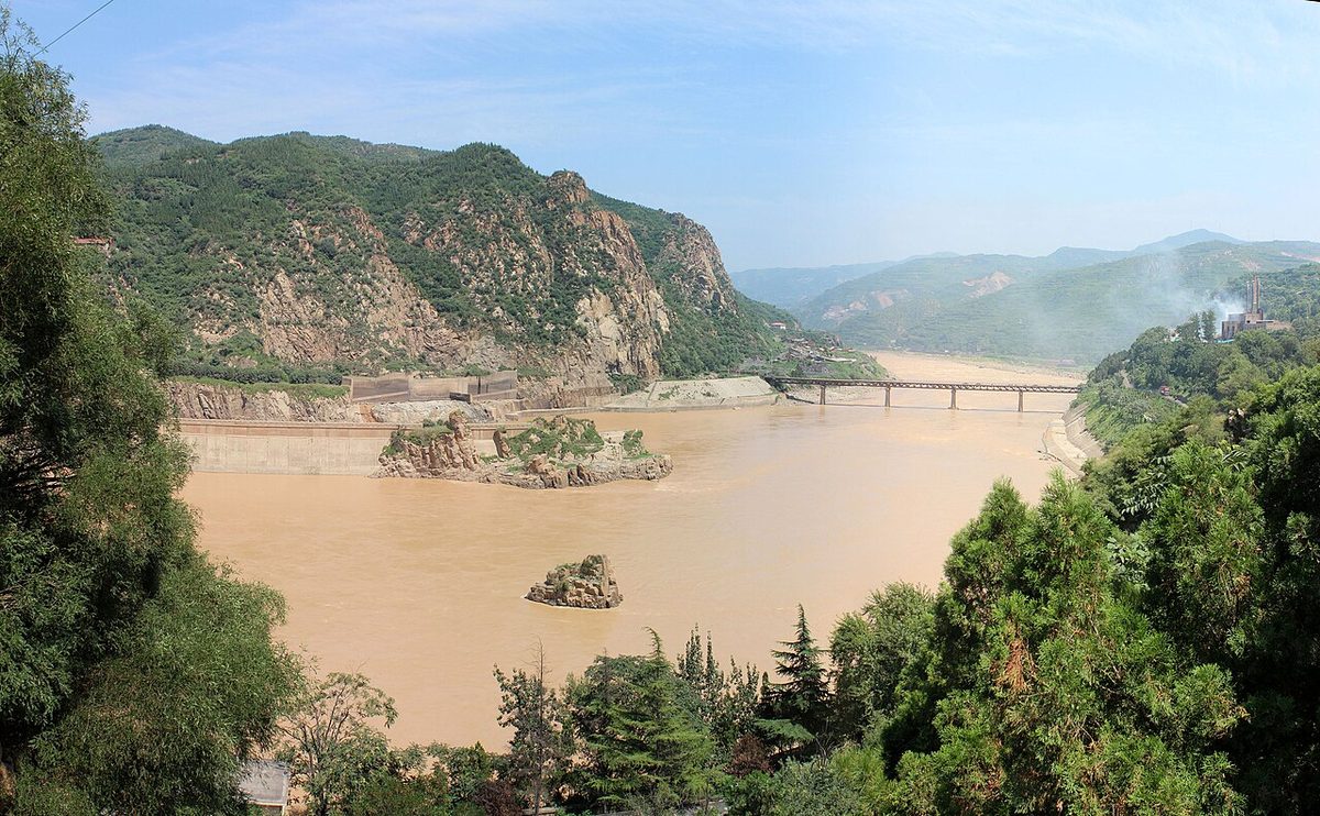 Aguas amarillentas del río Amarillo entre montañas, en China