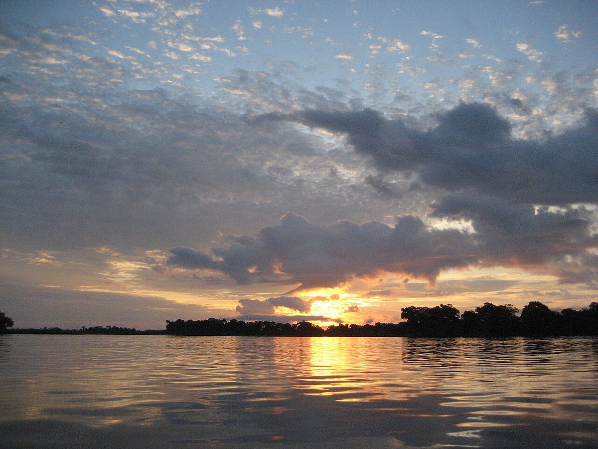 Amanecer sobre el río Congo cerca de Mossaka, en la República del Congo