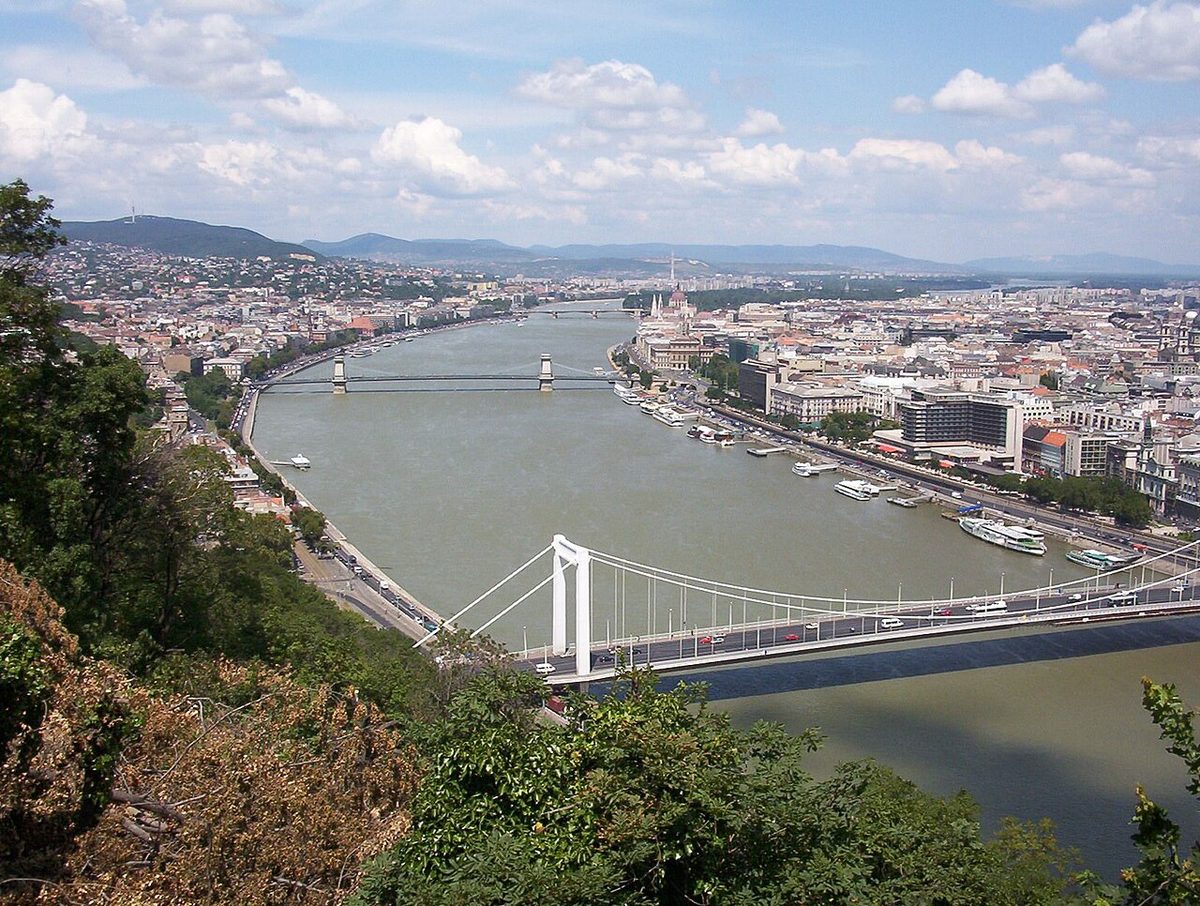 El río Danubio a su paso por Budapest visto desde la colina Gellért