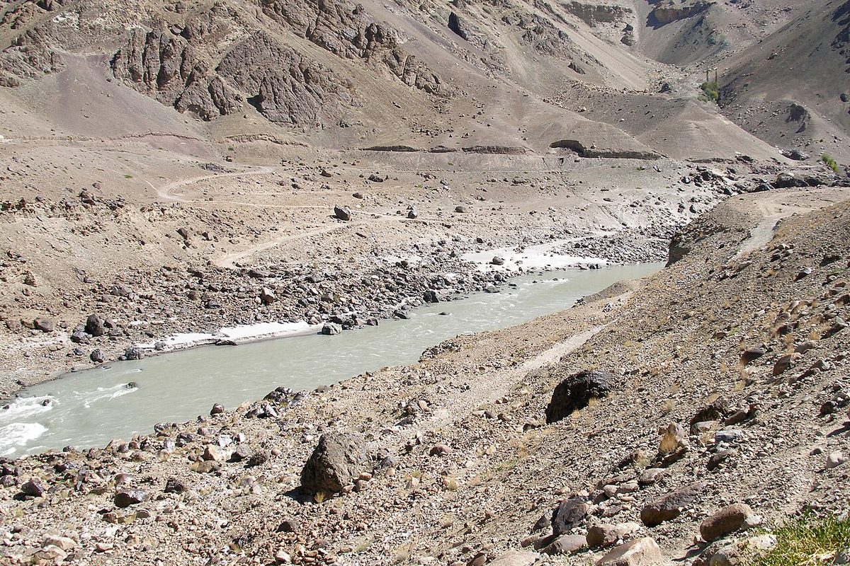 El río Indo entre montañas áridas en Ladakh, en el norte de la India