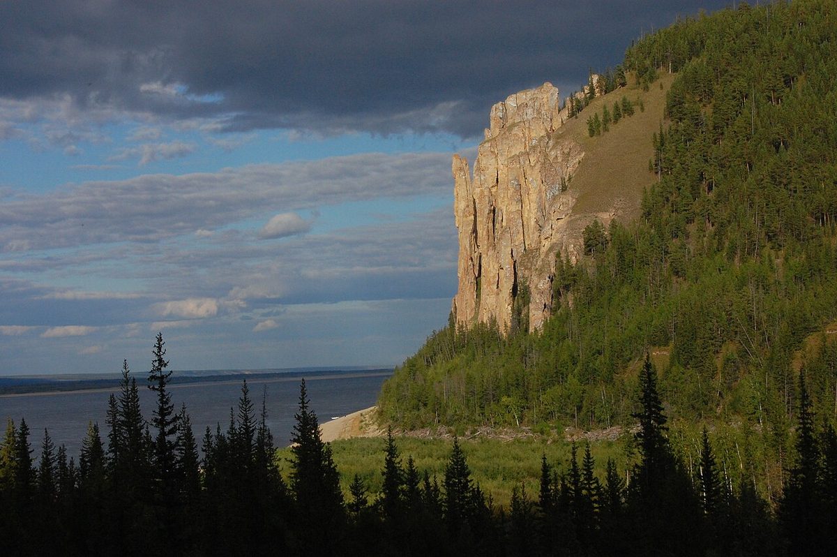 Formaciones rocosas de los Pilares del Lena junto al río Lena, en Yakutia