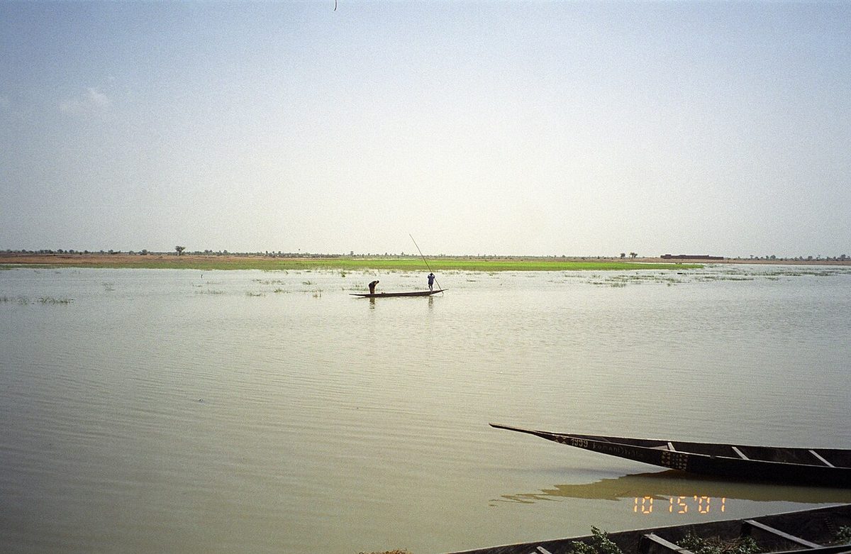 Piragua en el río Níger cerca de Djenné, en Malí