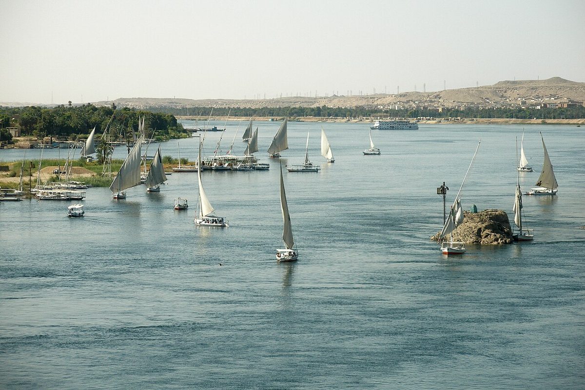 Faluchos navegando por el río Nilo en Asuán, Egipto