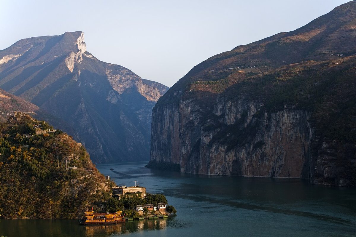 El río Yangtsé atravesando la garganta de Qutang, en China