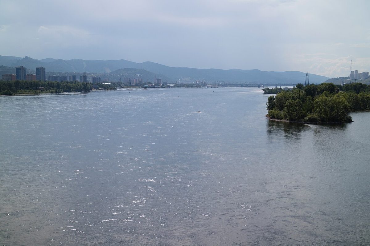 El río Yeniséi a su paso por Krasnoyarsk, en Siberia