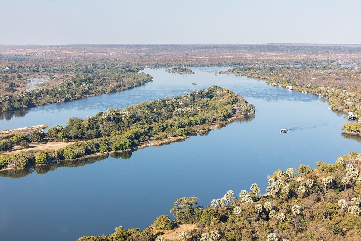 Vista aérea del río Zambeze y sus islas entre Zambia y Zimbabue