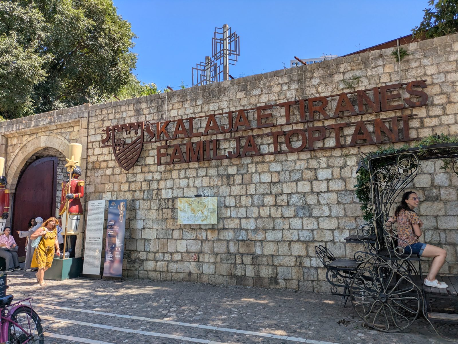 Entrada al castillo de Tirana por un arco en la muralla de piedra