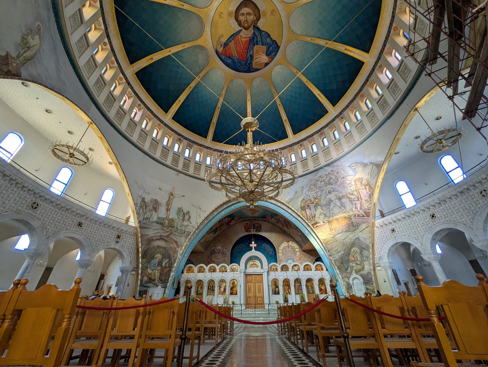 Interior de la catedral ortodoxa de Tirana con la cúpula pintada y el iconostasio