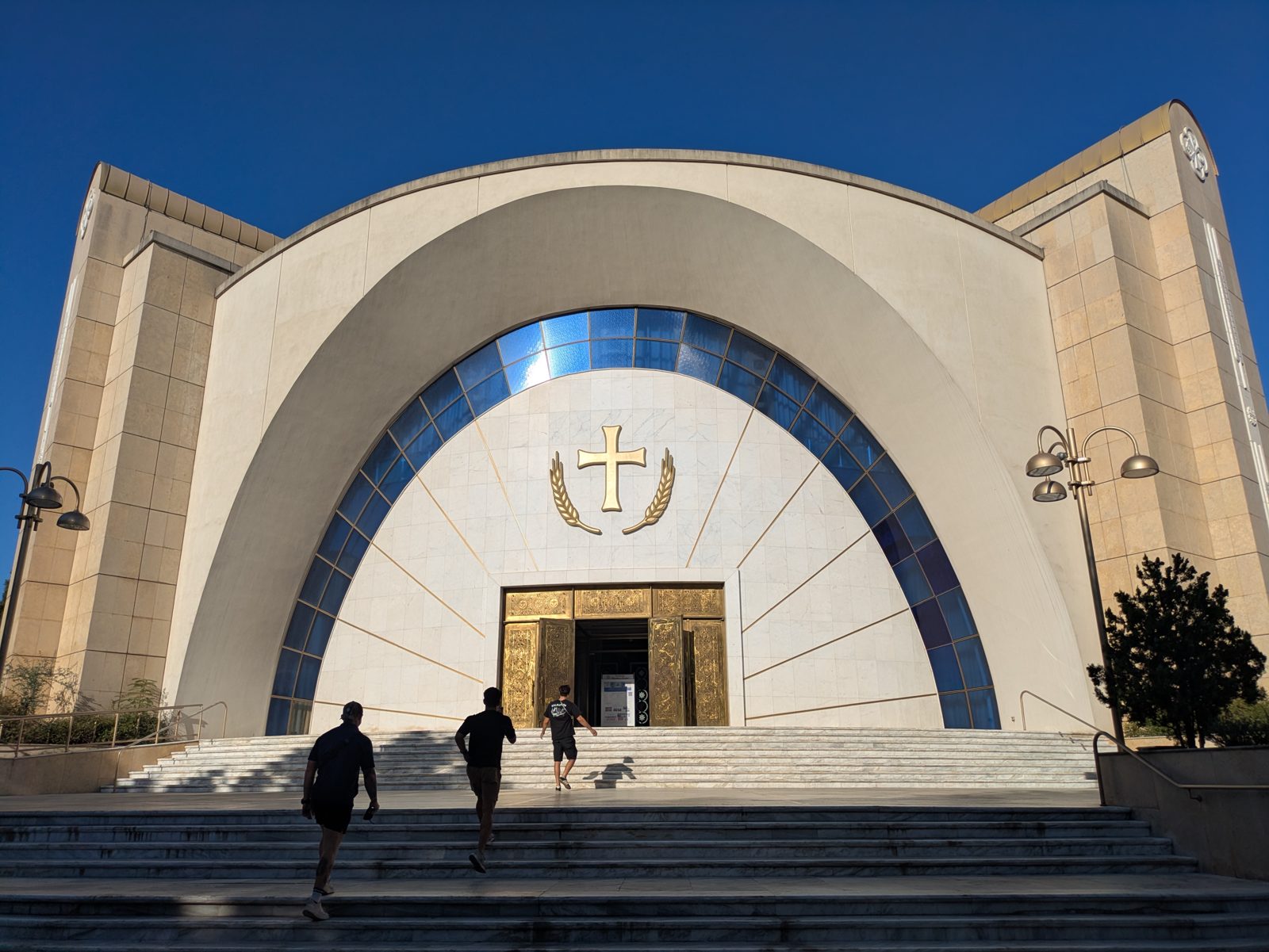 Fachada curva de la catedral ortodoxa de la Resurrección de Tirana