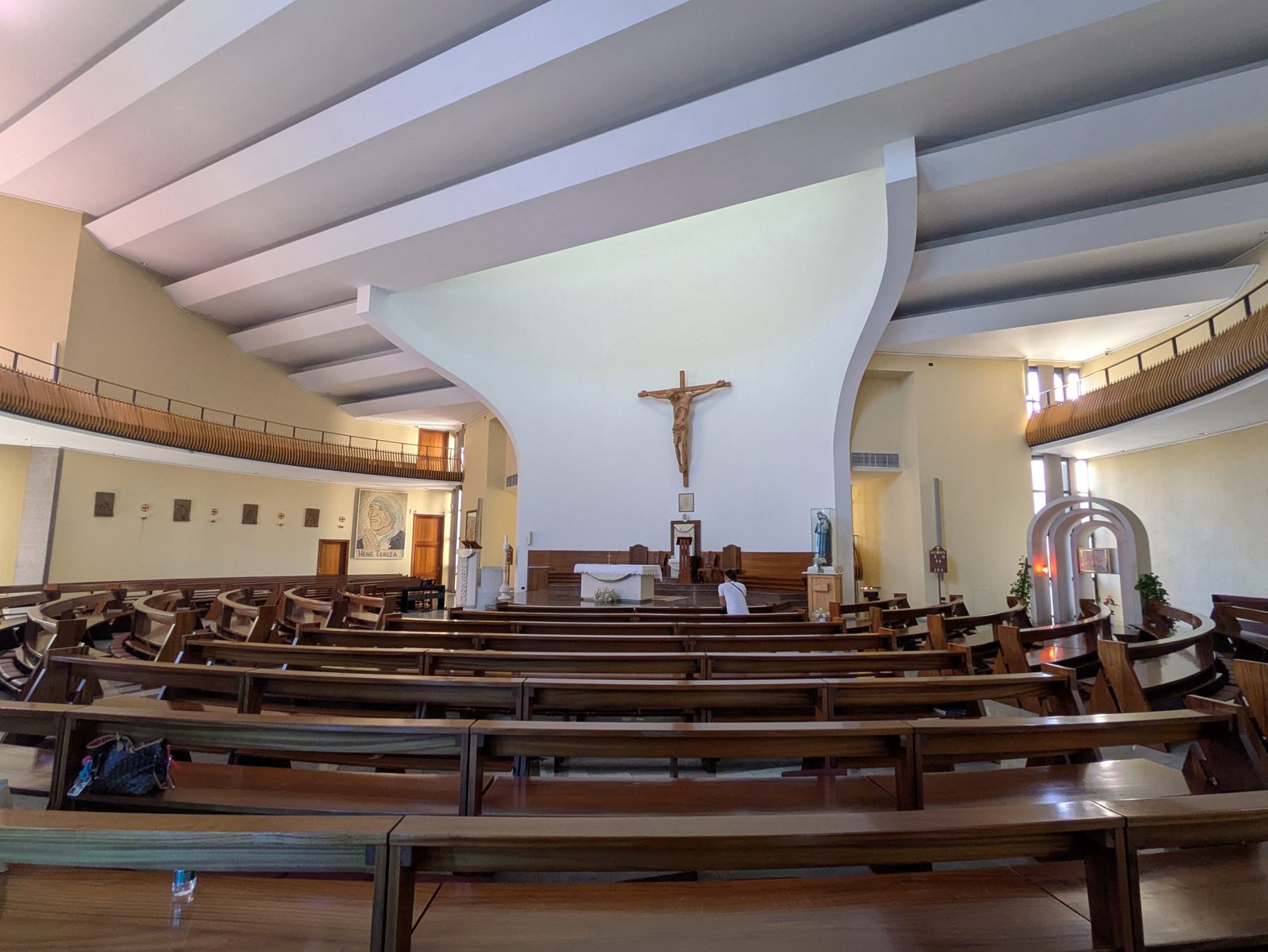 Interior de la catedral católica de San Pablo de Tirana