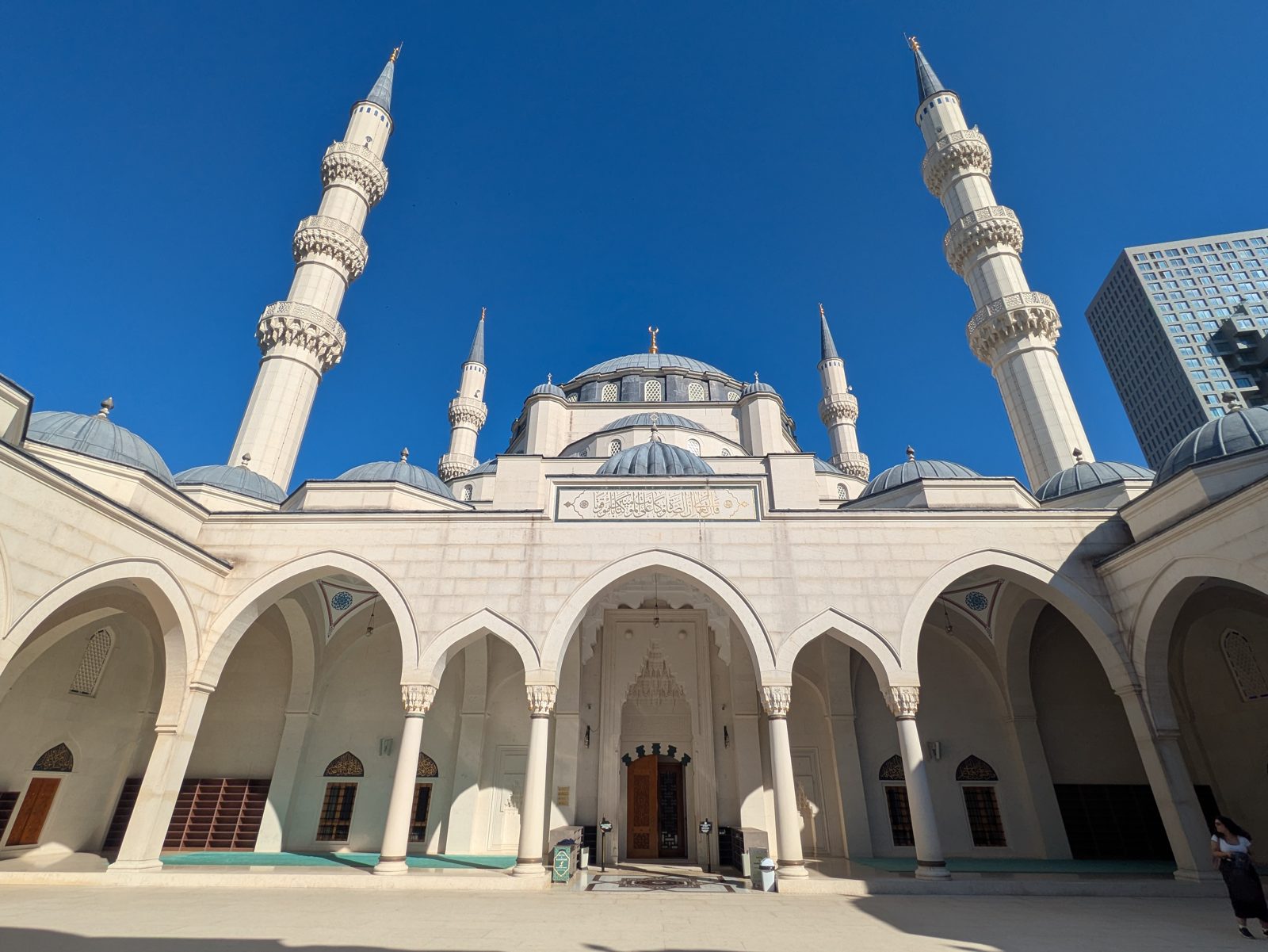 Patio de arcos de la Gran Mezquita de Tirana con la cúpula y los minaretes