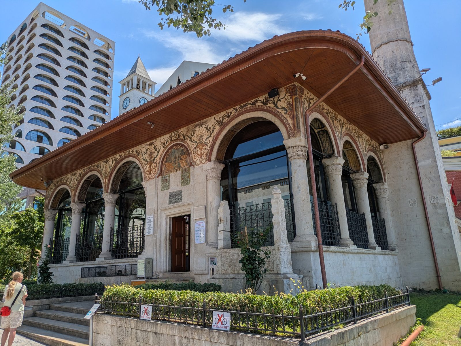 Pórtico de la mezquita de Et'hem Bey en Tirana, con arcos y frescos