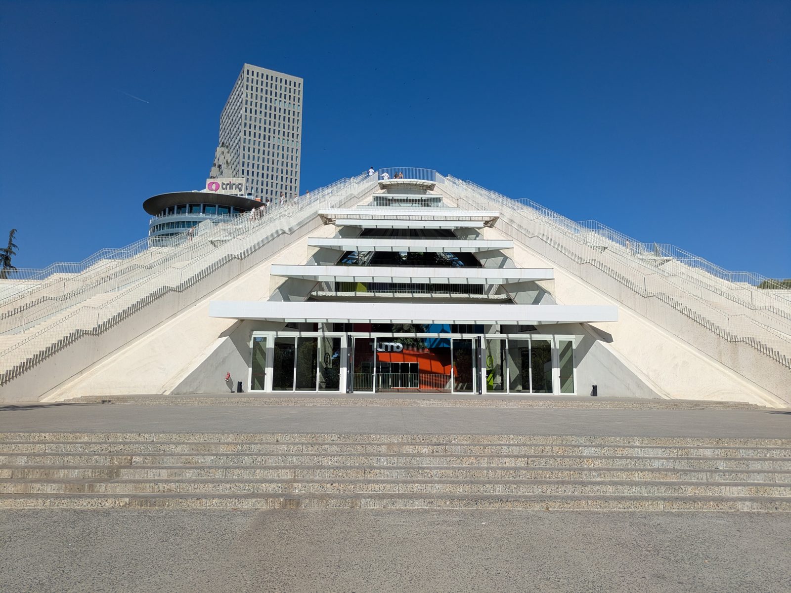 La Pirámide de Tirana, con su fachada blanca escalonada