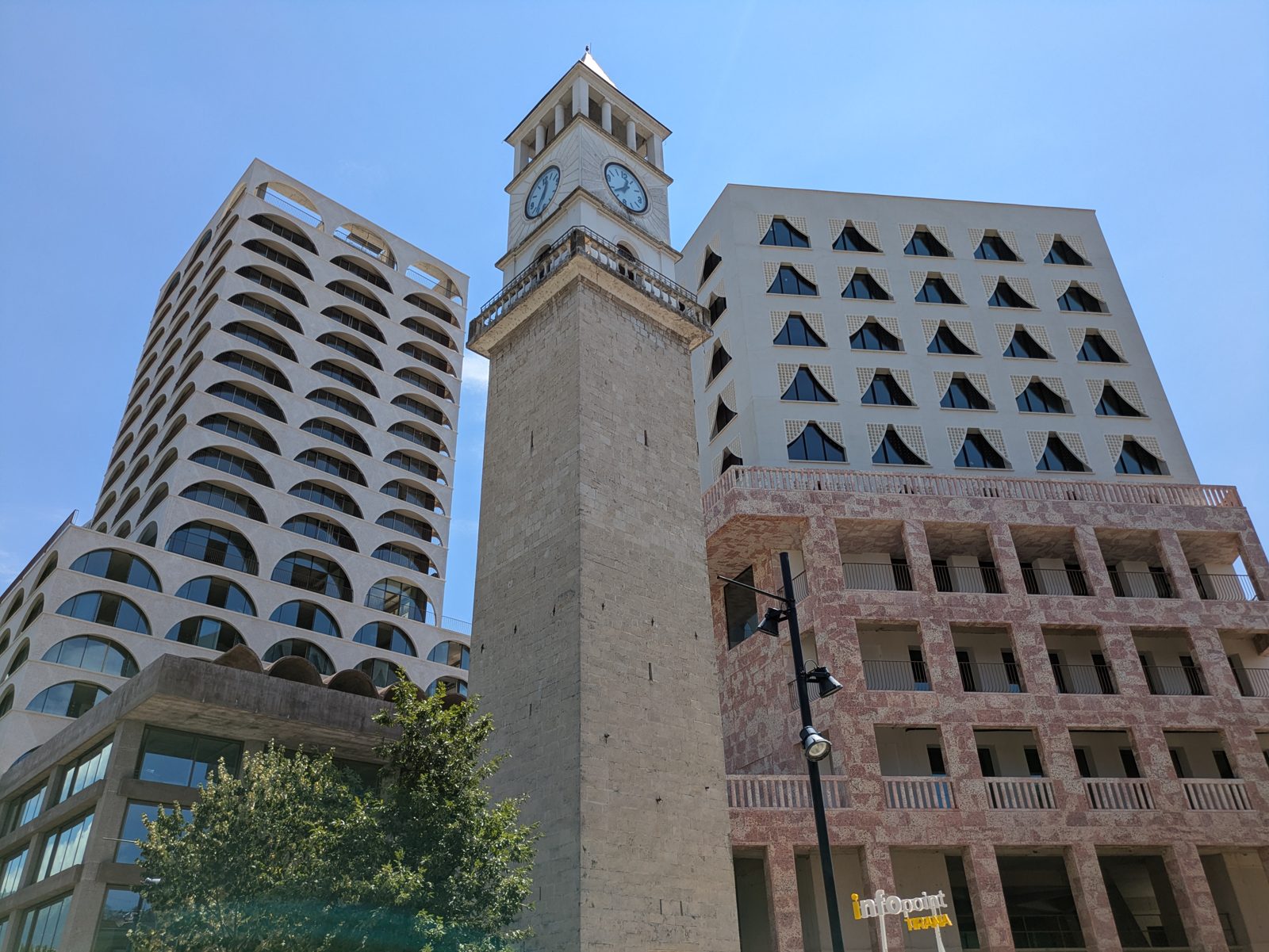 Torre del Reloj de Tirana entre edificios modernos