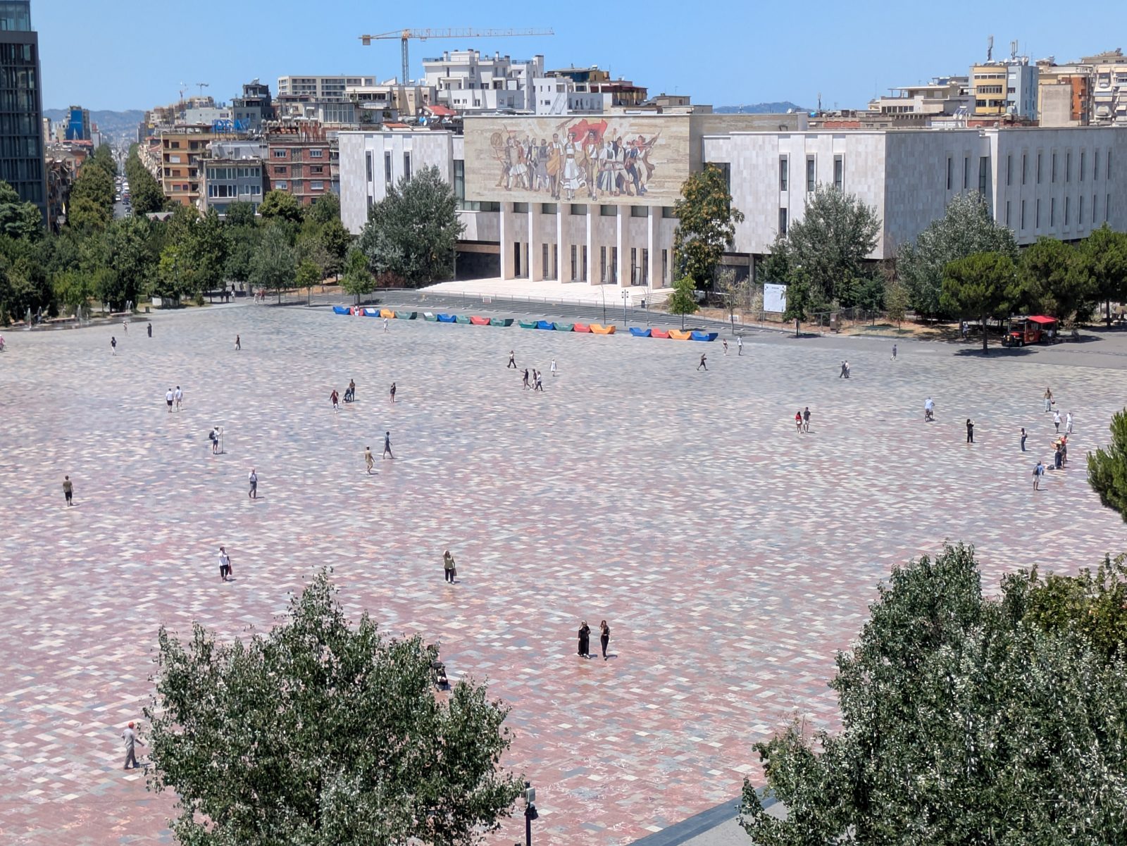 Vista de la plaza Skanderbeg y el Museo Histórico Nacional desde la Torre del Reloj