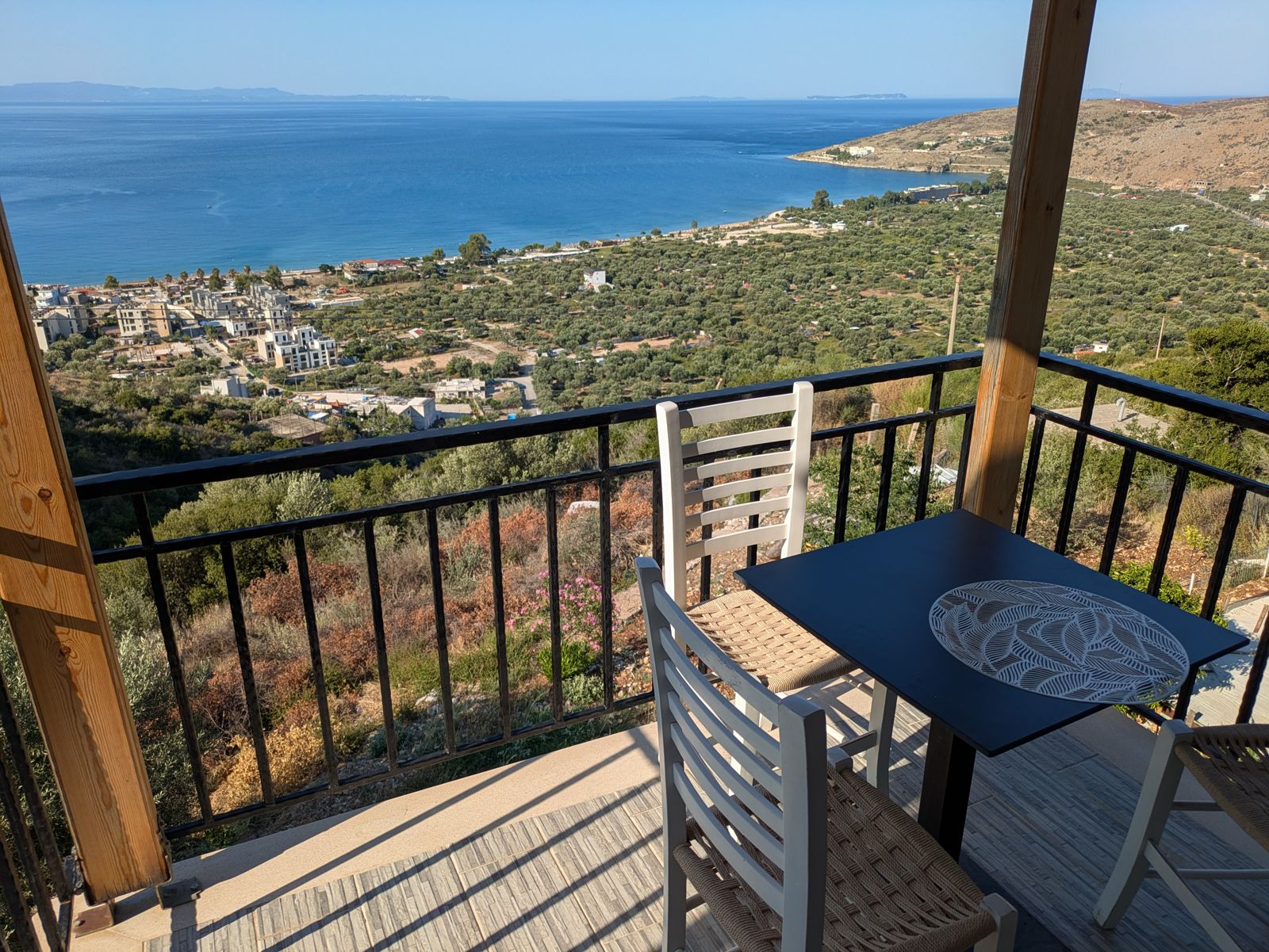 Vista de la costa de la Riviera albanesa desde la terraza de nuestro alojamiento en Qeparo