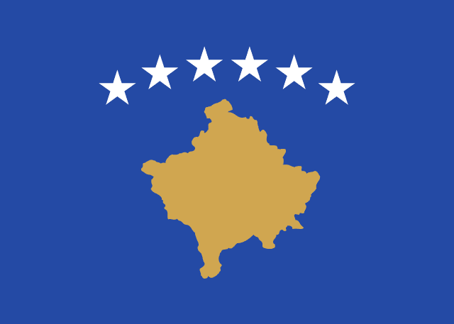 Bandera de Kosovo: fondo azul con el mapa del territorio en amarillo y seis estrellas blancas