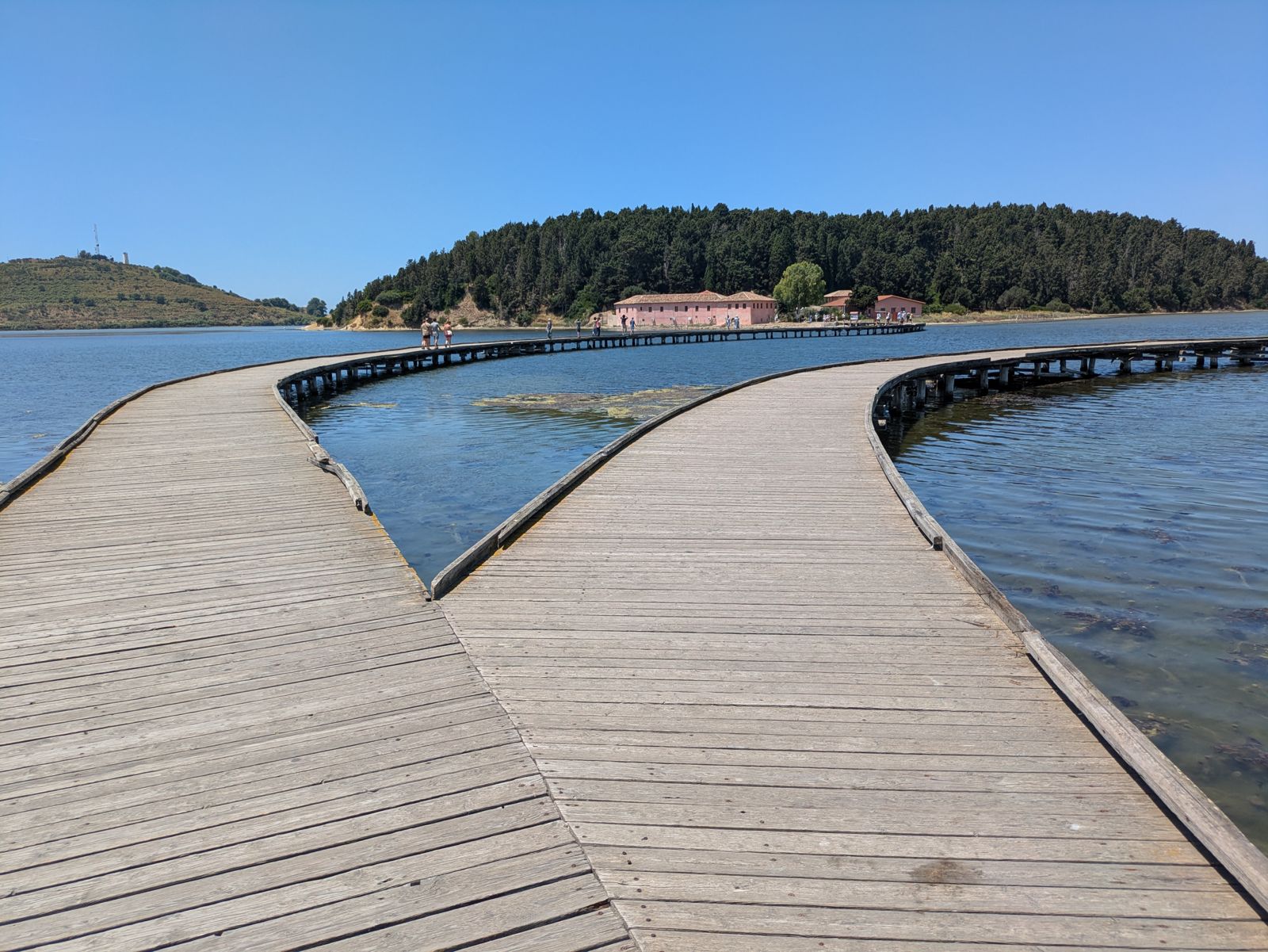 Pasarela de madera sobre la laguna de Narta hacia el islote del monasterio de Zvërnec